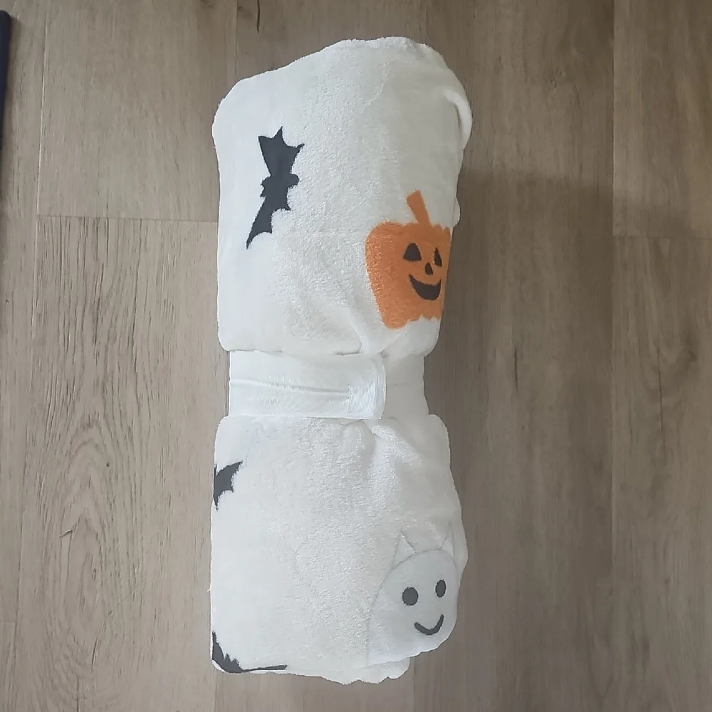 New Spooky Town Cozy Halloween Ghost Bat and Pumpkin Throw Blanket